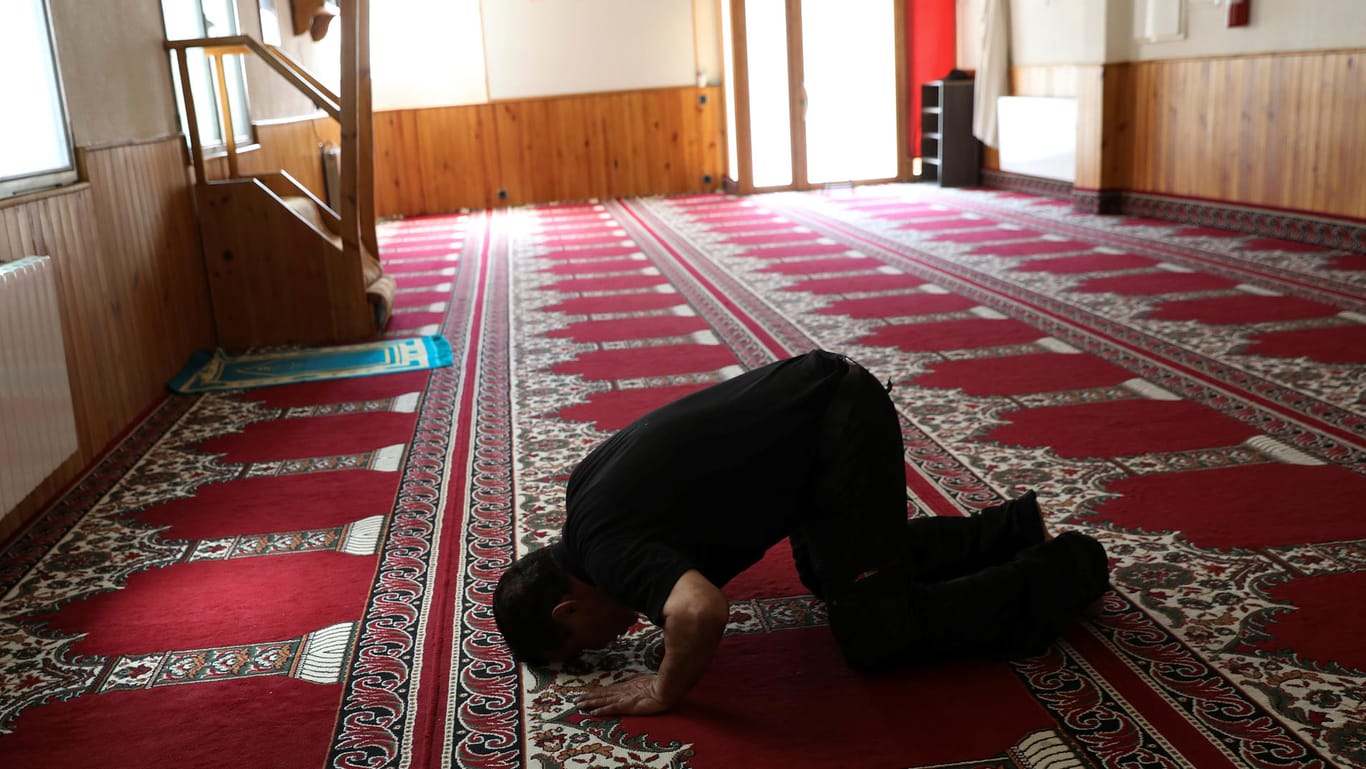 Ein unbeteiligter Mann betet in der Moschee, in der der Abdelbaki Es Satty predigte.