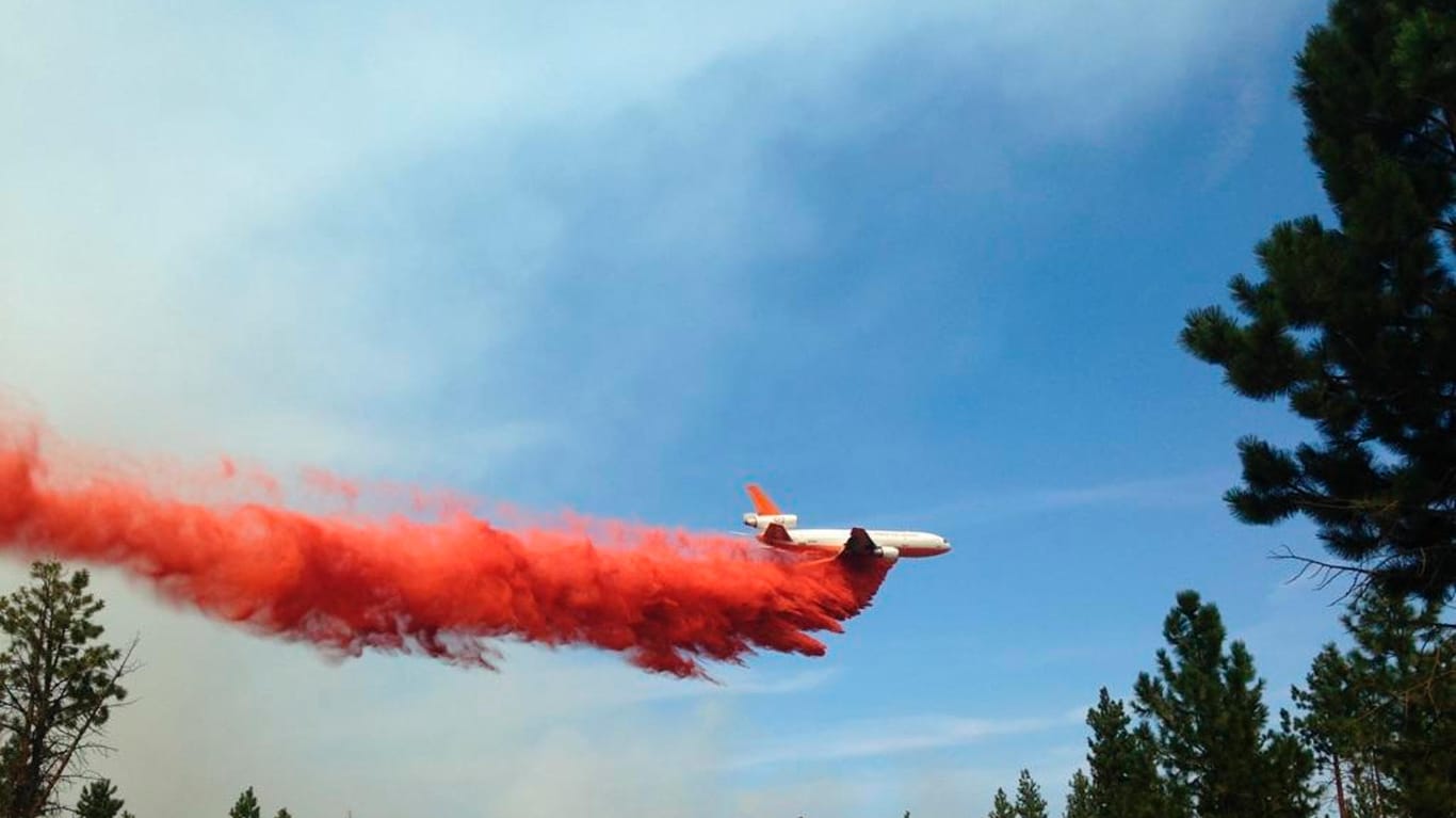 Der Forest Service wirft Feuerschutzmittel über den Wäldern Oregons ab, um größere Waldbrände zu verhindern.