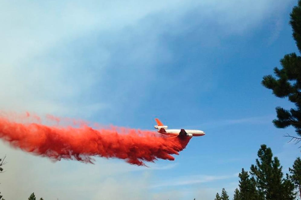 Der Forest Service wirft Feuerschutzmittel über den Wäldern Oregons ab, um größere Waldbrände zu verhindern.