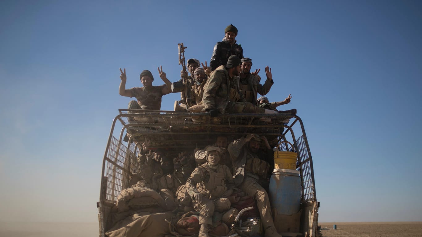 Irakische Kämpfer auf dem Weg in die IS-Hochburg Tal Afar.