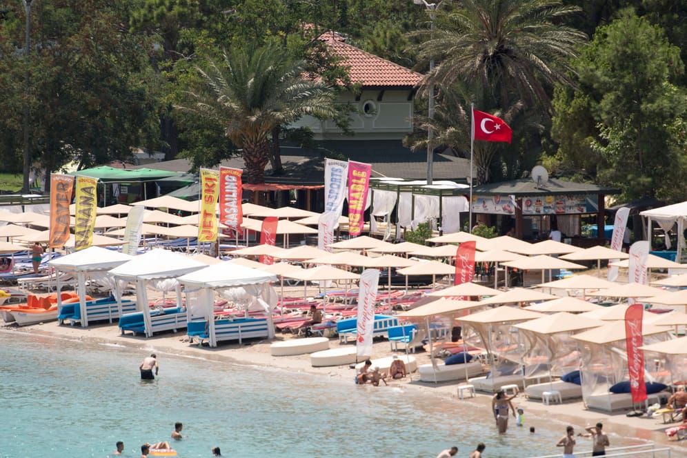 Die verschärften Spannungen zwischen Berlin und Ankara haben nach Angaben von Tourismuskonzernen bisher keine Spuren bei der Nachfrage nach Türkei-Reisen hinterlassen.