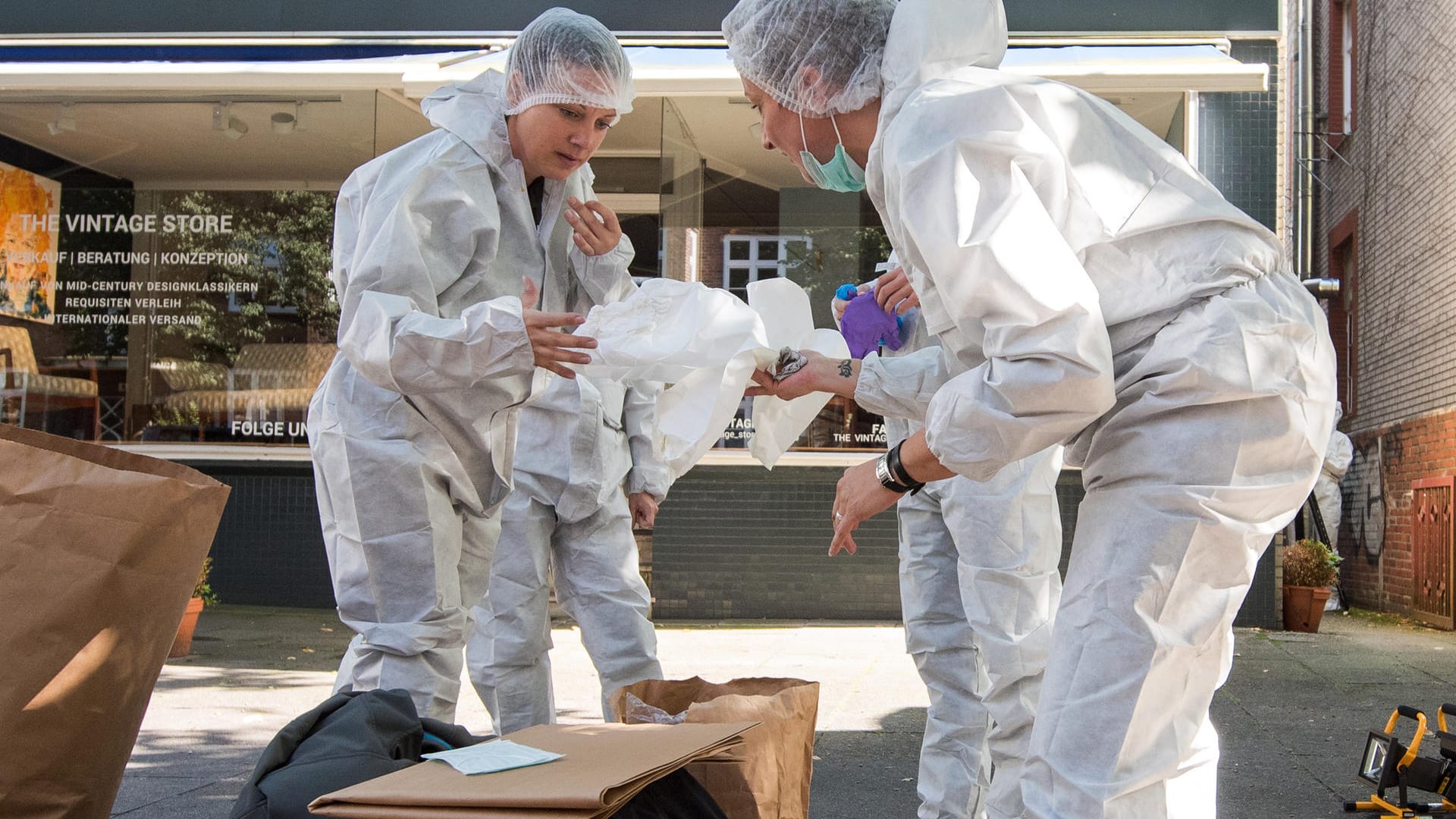 Polizisten der Spurensicherung arbeiten in Hamburg-Eppendorf vor dem Haus, in dem ein Mensch erschossen worden. Polizisten der Spurensicherung arbeiten in Hamburg-Eppendorf vor dem Haus, in dem ein Mensch erschossen worden.