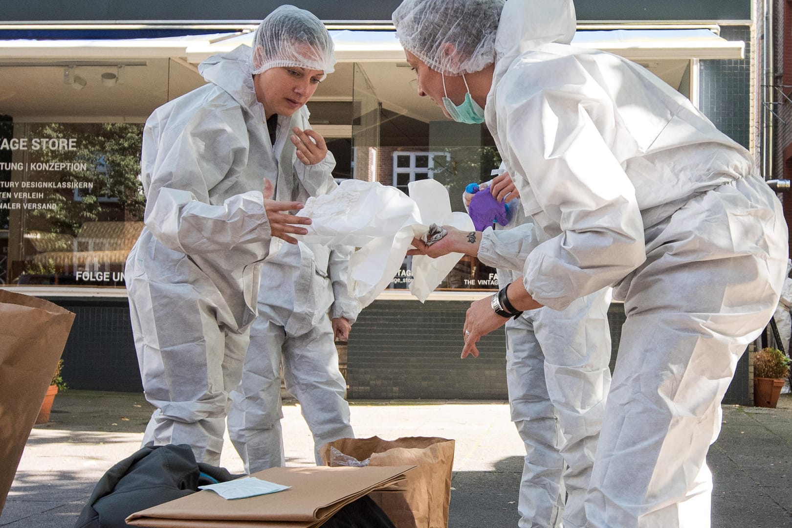 Polizisten der Spurensicherung arbeiten in Hamburg-Eppendorf vor dem Haus, in dem ein Mensch erschossen worden.
