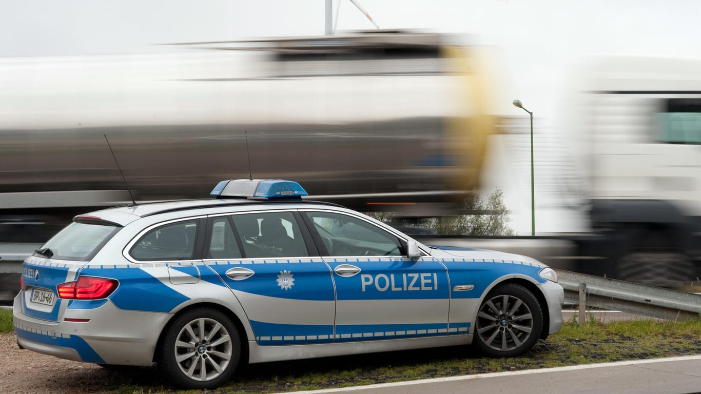 Wie die Polizei in Gießen mitteilte, soll der Mann die Beschleunigung mit der Bremse verwechselt haben.