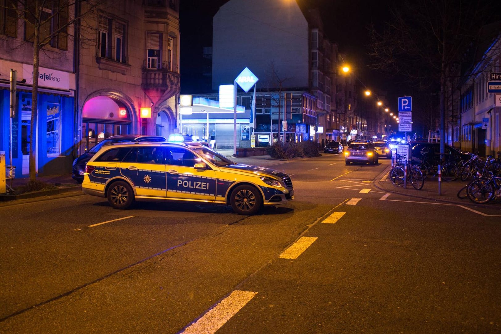 Weil aus der Wohnung Glasflaschen auf Passanten geworfen wurden, musste die Straße gesperrt werden. (Symbolbild).