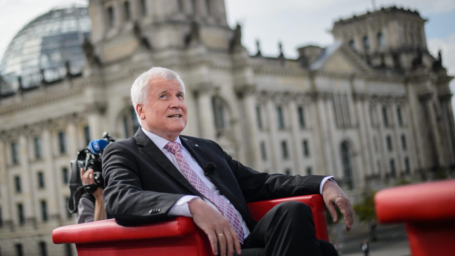 Horst Seehofer vor Beginn des Sommerinterviews der ARD in Berlin.