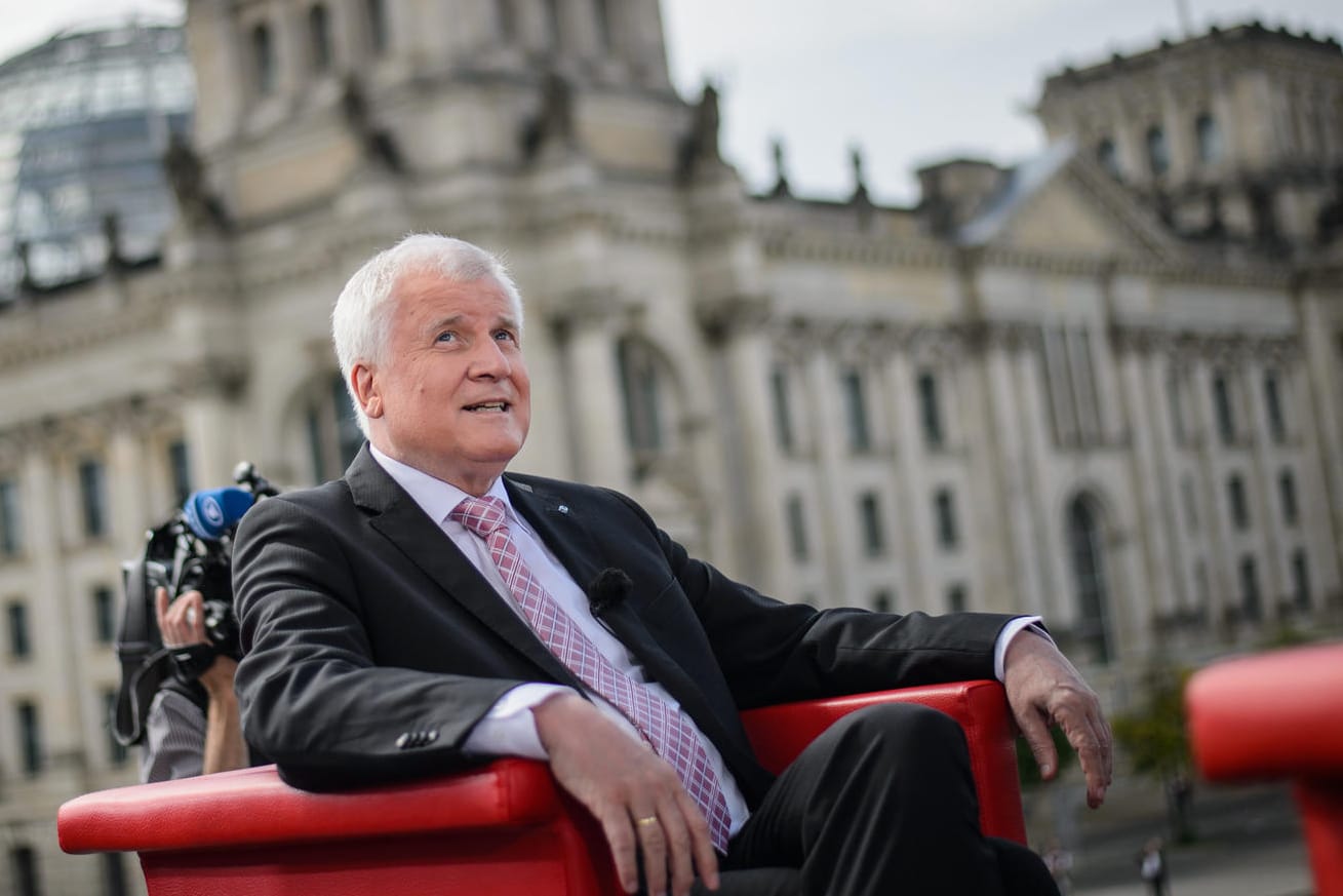 Horst Seehofer vor Beginn des Sommerinterviews der ARD in Berlin.