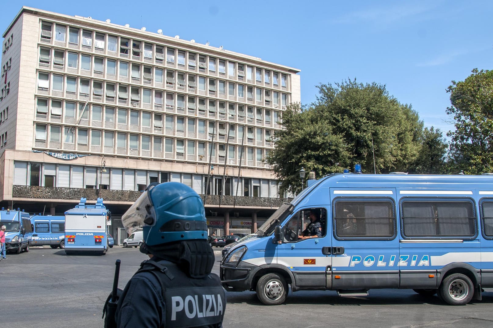 Ein Polizist steht in Rom vor einem Haus, das von fast 1000 Migranten besetzt und am frühen Morgen geräumt worden war.