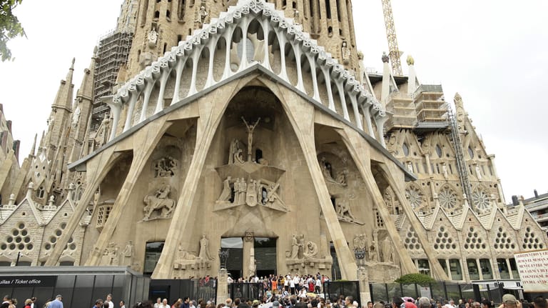 Menschen verlassen am Sonntag eine Trauerfeier in der Basilika La Sagrada Familia.