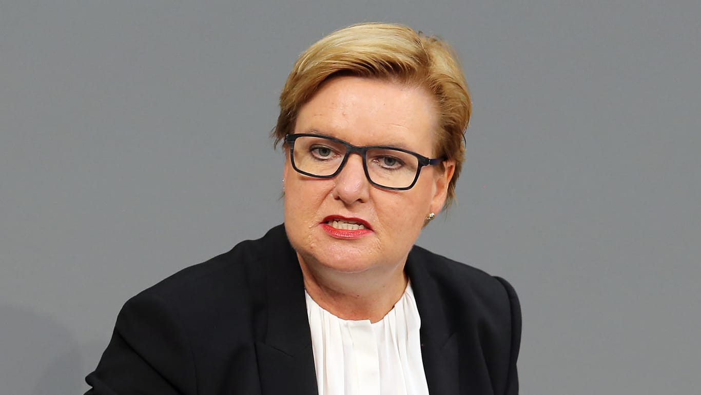 Die SPD-Abgeordnete Eva Högl wird wegen ihres Auftretens bei einer Schulz-Pressekonferenz angefeindet.