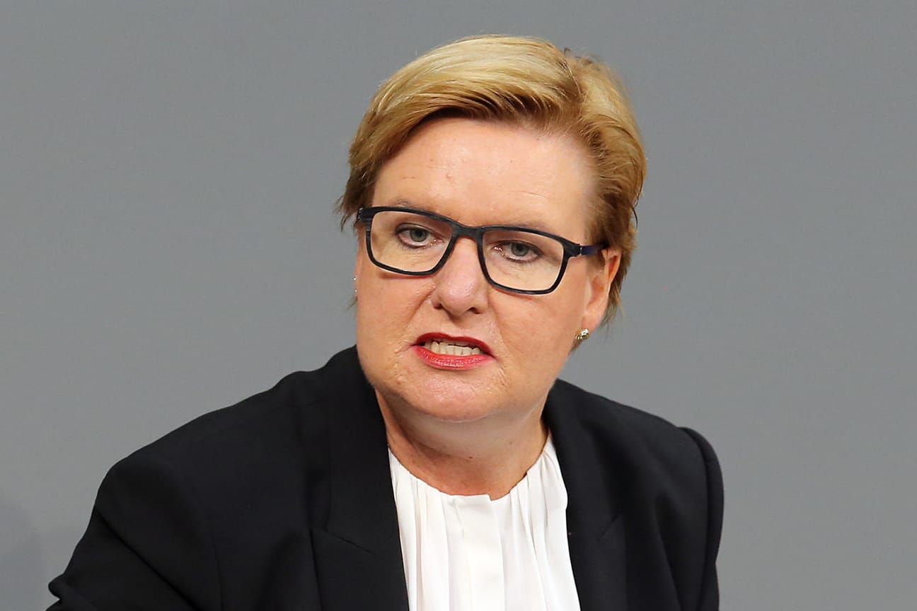 Die SPD-Abgeordnete Eva Högl wird wegen ihres Auftretens bei einer Schulz-Pressekonferenz angefeindet.