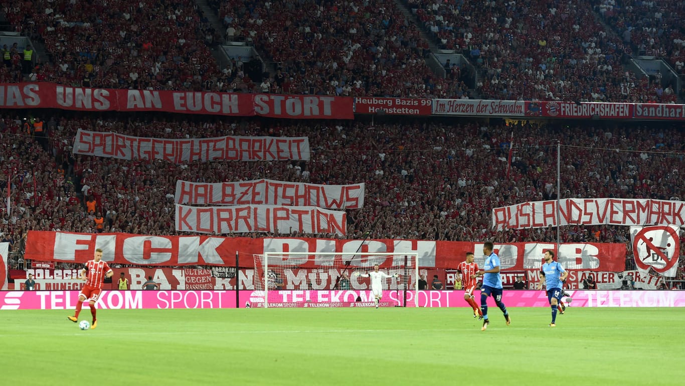 Nicht nur beim Eröffnungsspiel zwischen Bayern München und Bayer Leverkusen regte sich auf den Tribünen massiver Fan-Protest.