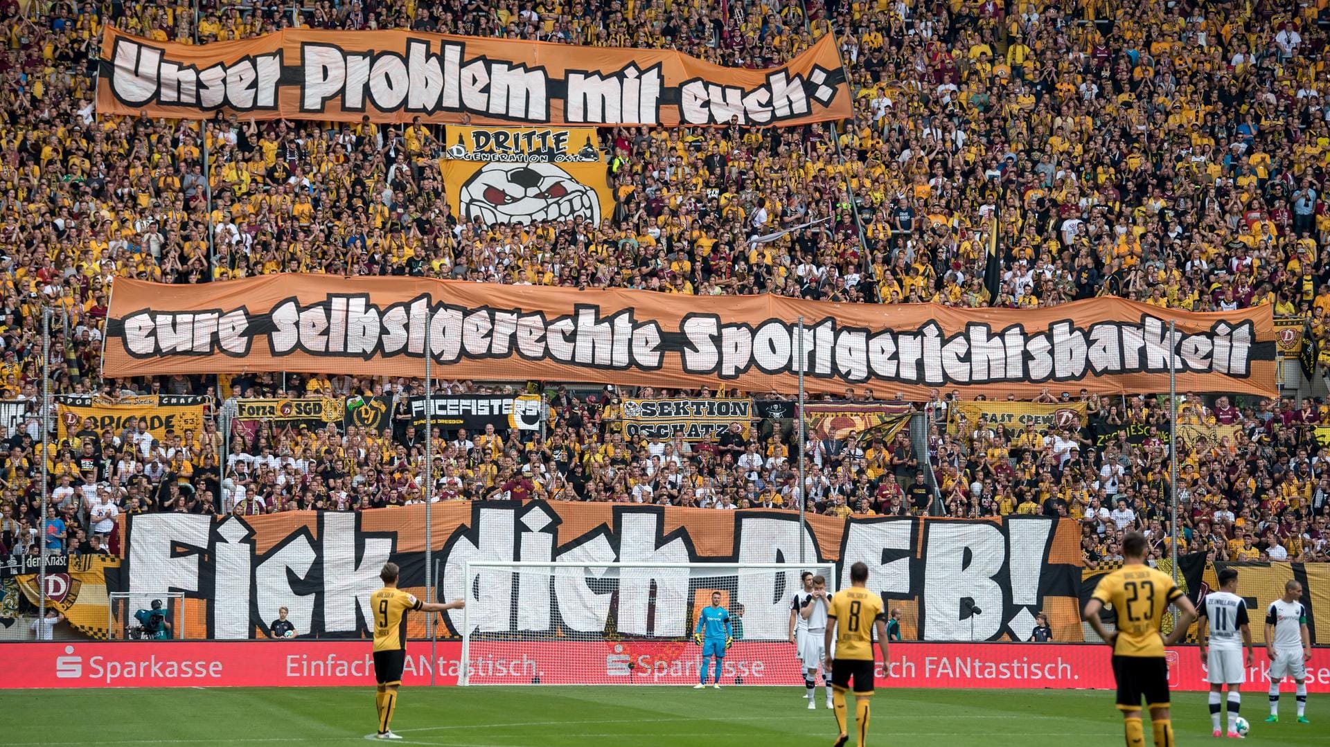 Auch beim Spiel Dynamo Dresden gegen Sandhausen protestierten einige Anhänger.