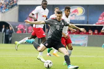 Szene aus der Bundesliga: Bayerns Lewandowski (vorn) gegen Leipzigs Upamecano.