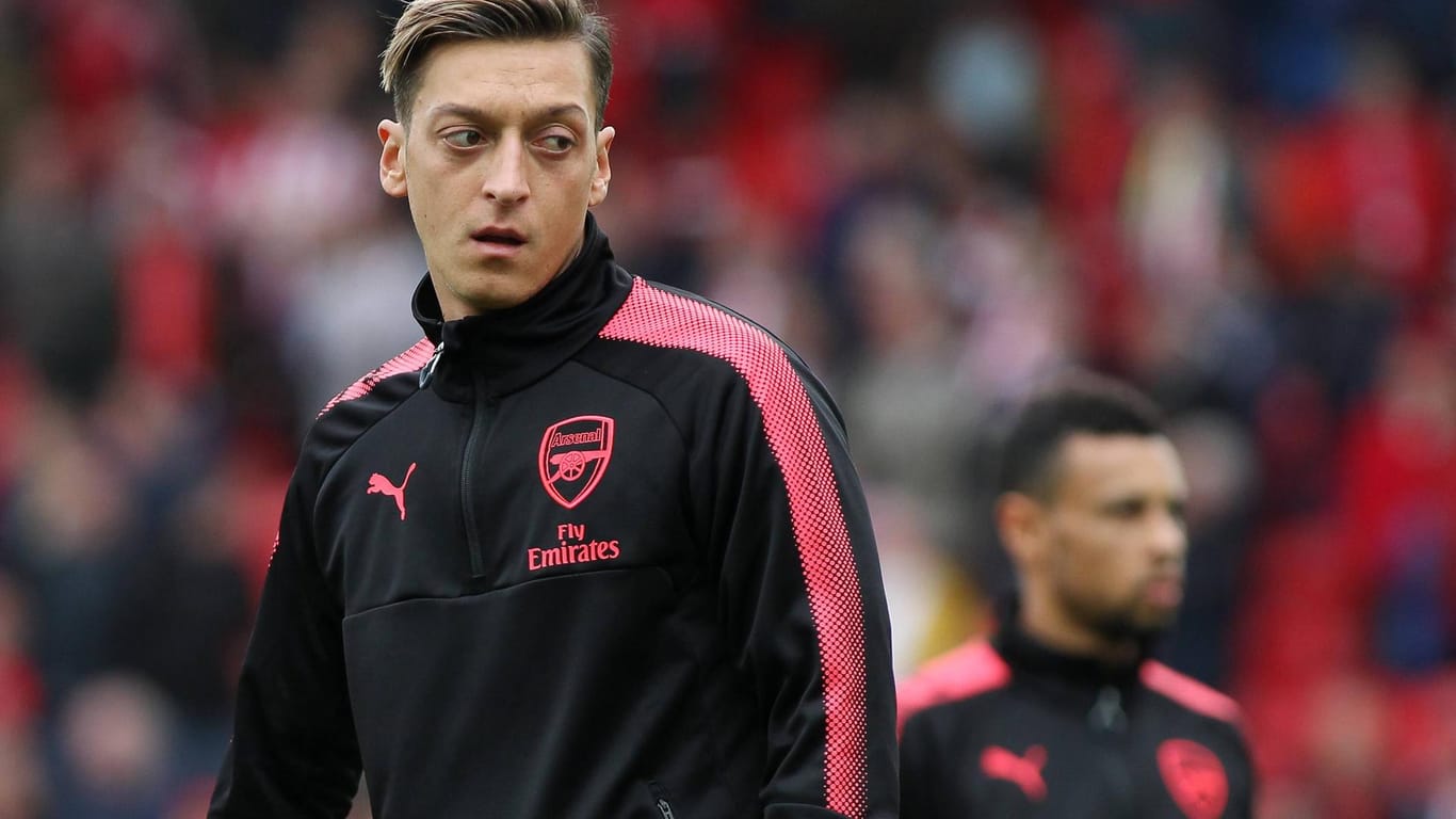 Heftige Kritik: Mesut Özil muss sich nach der Stoke-Pleite einiges anhören.