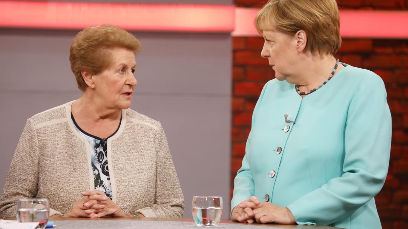 Rentnerin Lioba Bichl (75) aus München und Kanzlerin Angela Merkel (CDU) im Gespräch.