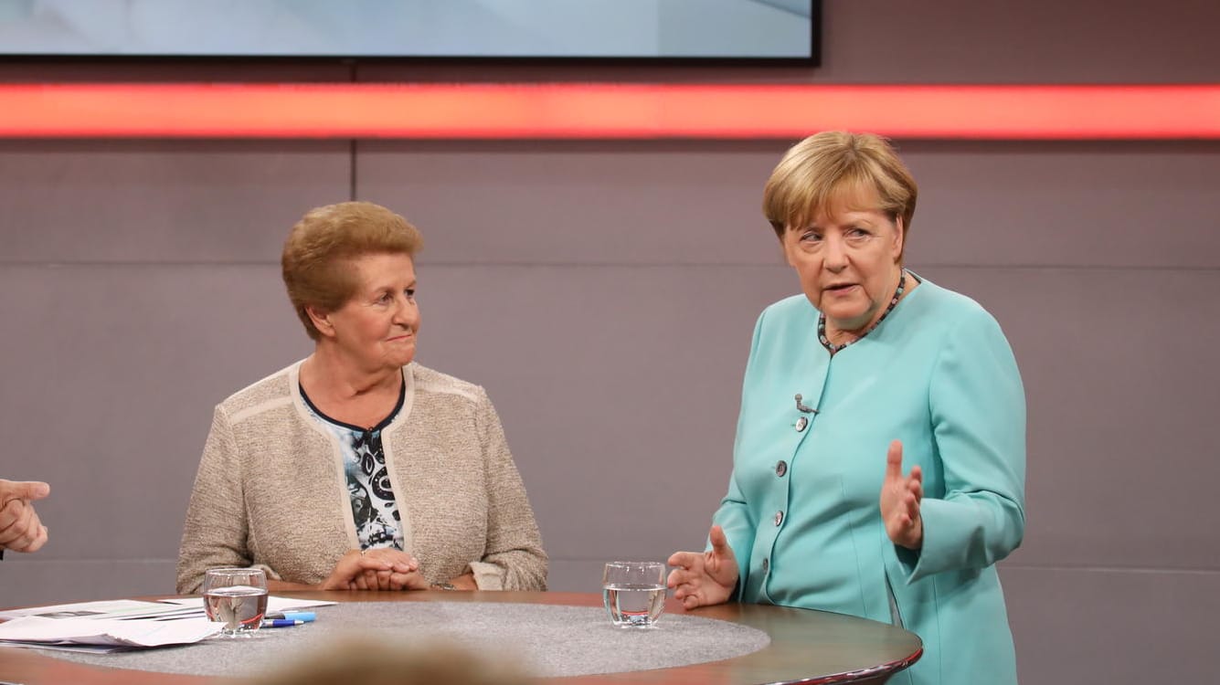 Die Kanzlerin bei der RTL-Aufzeichnung "An einem Tisch mit Angela Merkel: Deutschland fragt nach". Die Kanzlerin bei der RTL-Aufzeichnung "An einem Tisch mit Angela Merkel: Deutschland fragt nach".