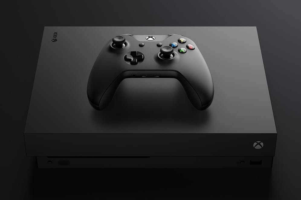 Die Xbox One X erscheint etwas unspektakulär, trumpft aber mit mehr Leistung auf.