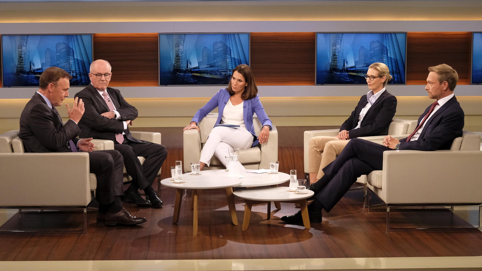 Thomas Oppermann (SPD, l-r), Volker Kauder (CDU), Moderatorin Anne Will, Alice Weidel (AfD) und Christian Lindner (FDP) in der TV-Sendung «Anne Will».