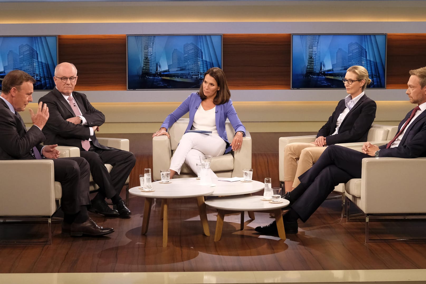 Thomas Oppermann (SPD, l-r), Volker Kauder (CDU), Moderatorin Anne Will, Alice Weidel (AfD) und Christian Lindner (FDP) in der TV-Sendung «Anne Will».