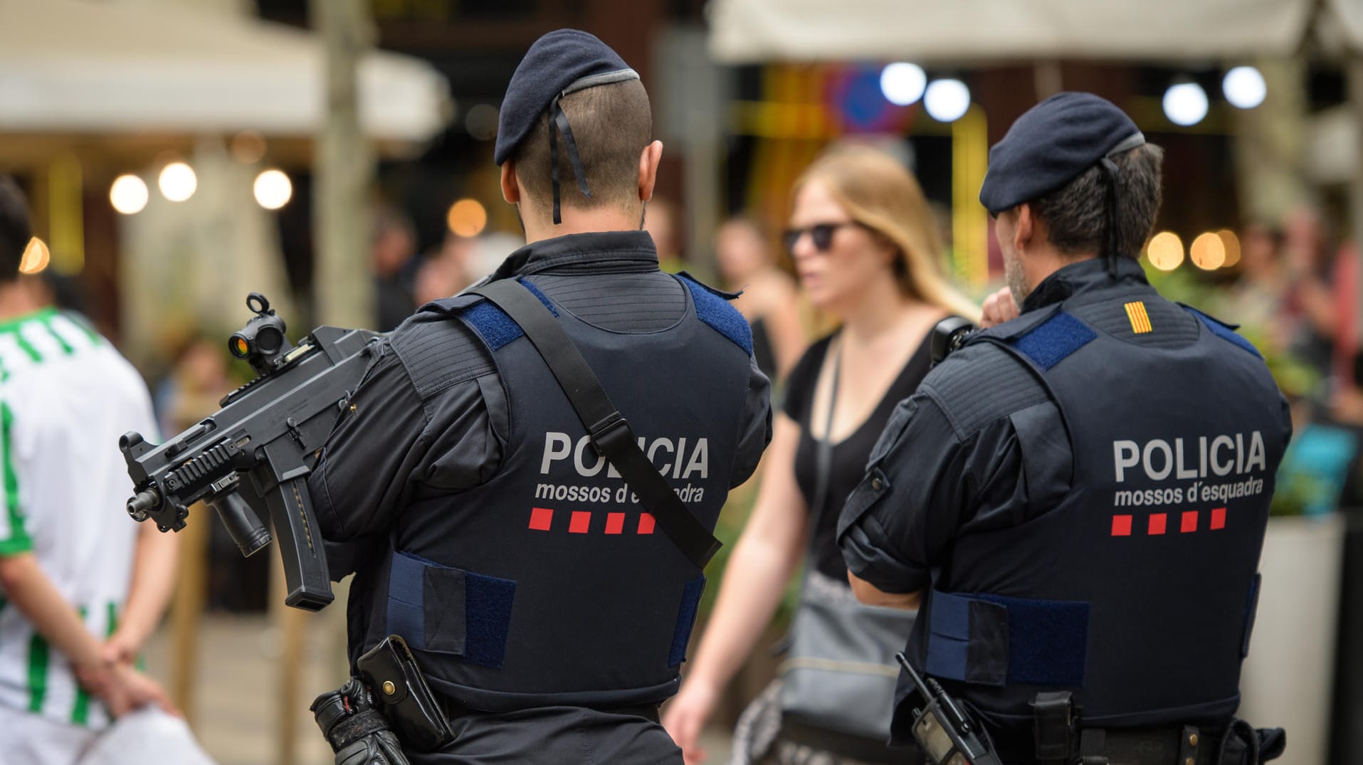 Schwer bewaffnete Polizisten stehen an der Flaniermeile Las Ramblas in Barcelona (Spanien).