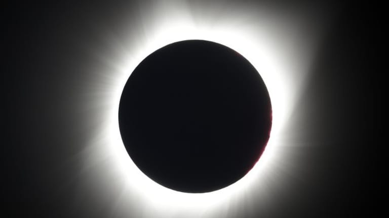 Der Mond verdeckt in der Nähe von Redmond im Bundesstaat Oregon während einer totalen Sonnenfinsternis vollständig die Sonne.