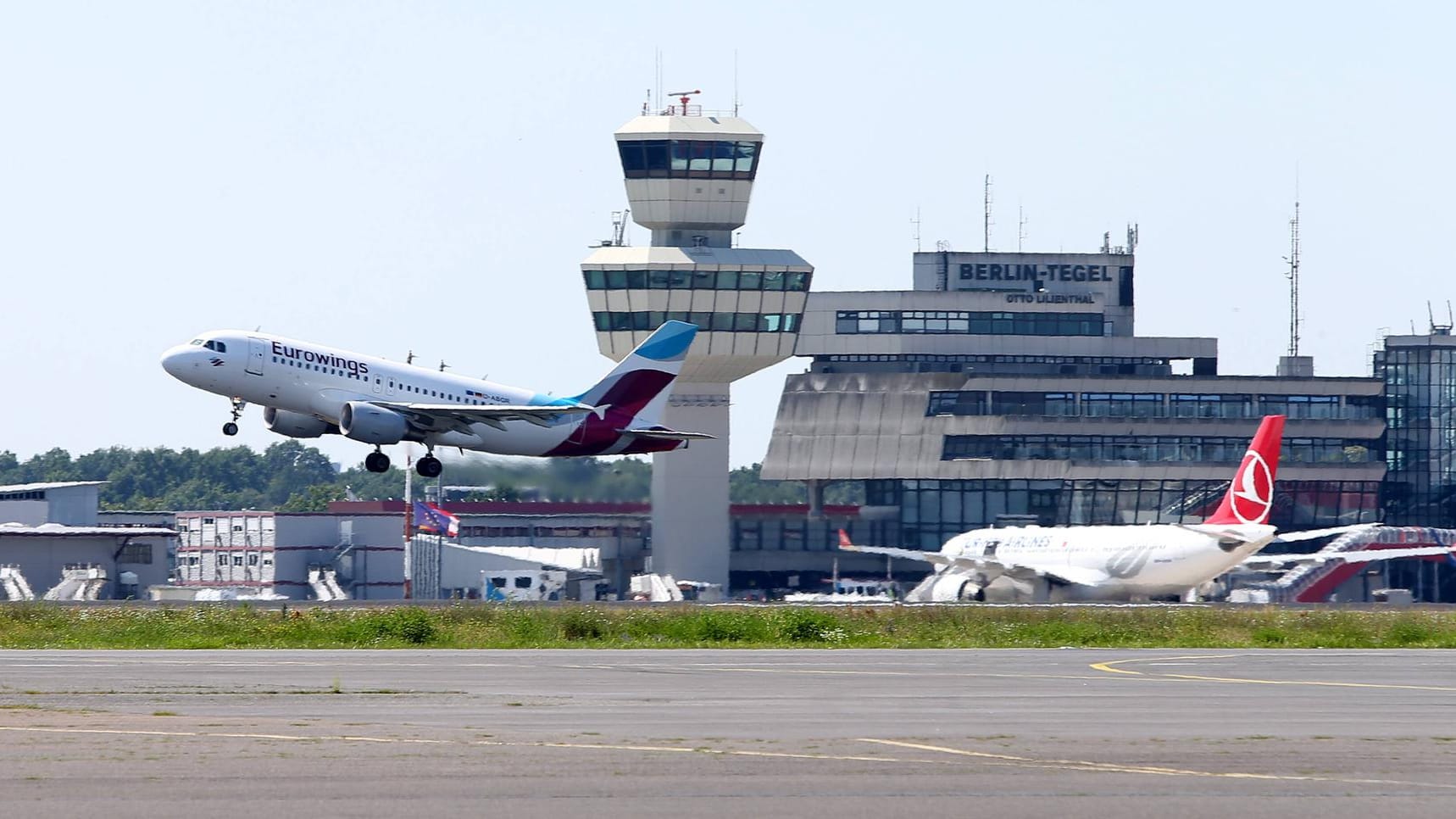 Am Flughafen Berlin Tegel hat sich versehentlich ein Schuss aus der Dienstwaffe eines LKA-Leibwächters gelöst.