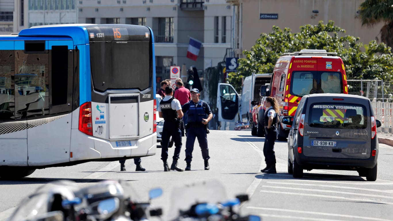 Die Polizei hat den Tatort in Marseille abgeriegelt.