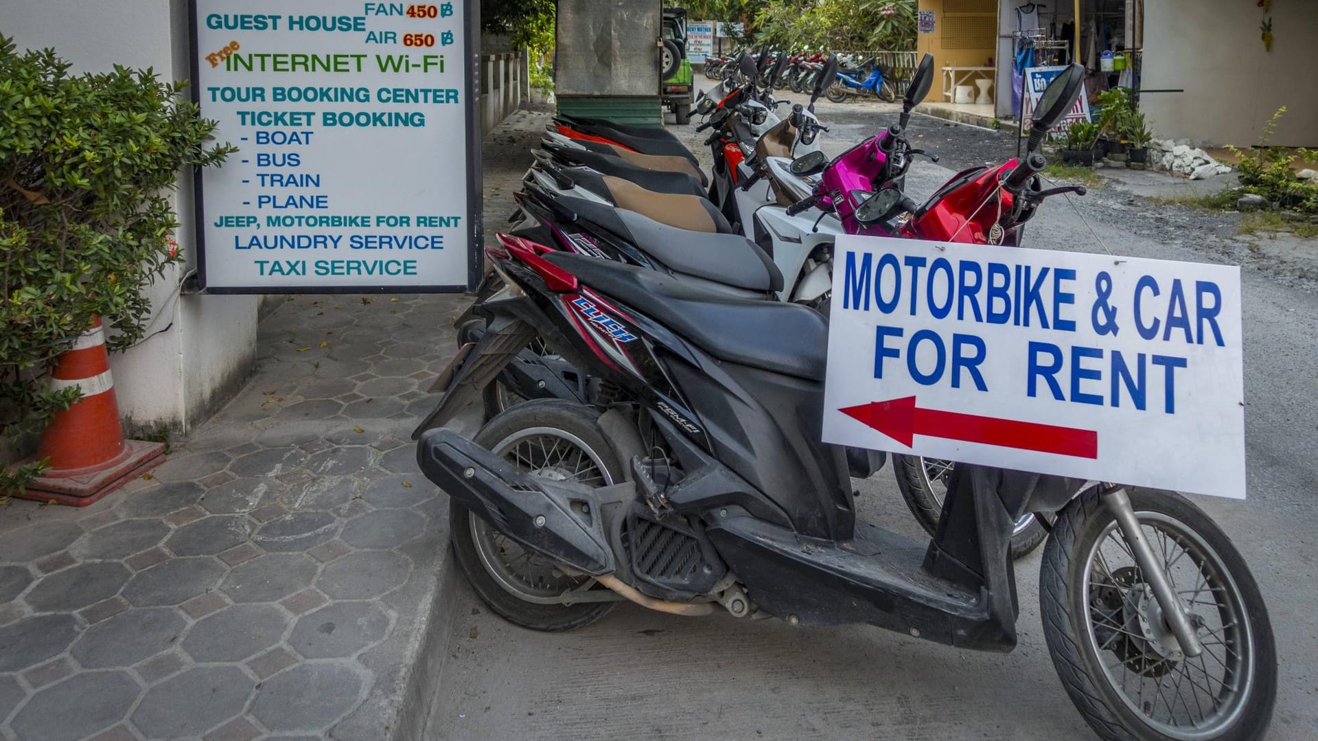 Viele Urlauber mieten sich Motorroller oder Motorräder. Immer wieder gibt es damit Unfälle. Viele Urlauber mieten sich Motorroller oder Motorräder. Immer wieder gibt es damit Unfälle.