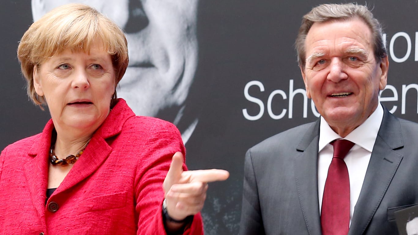 Amtsinhaberin neben Vorgänger: Kanzlerin Angela Merkel und Gerhard Schröder bei der Vorstellung einer Biografie des Altkanzlers 2015.