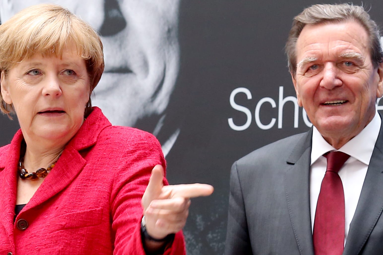 Amtsinhaberin neben Vorgänger: Kanzlerin Angela Merkel und Gerhard Schröder bei der Vorstellung einer Biografie des Altkanzlers 2015.