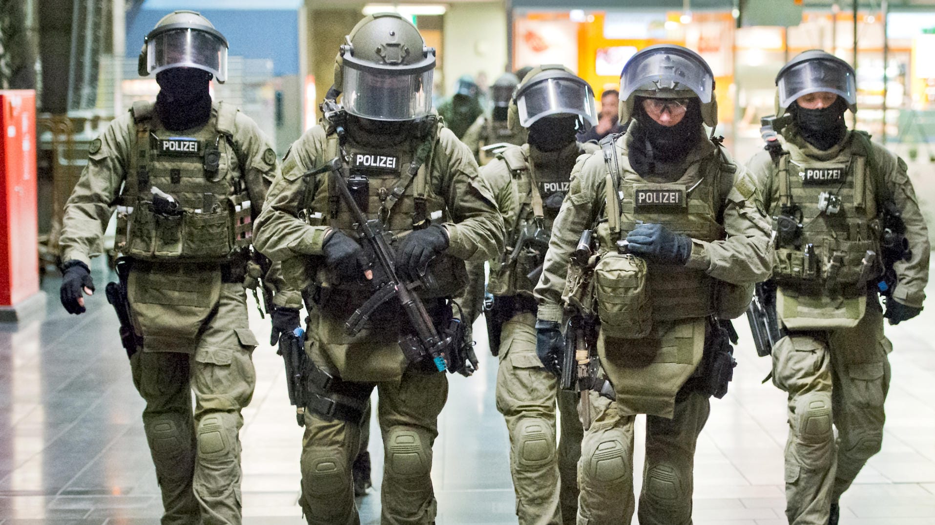 Beamte der Eliteeinheit GSG 9 der Bundespolizei bei einem Trainingseinsatz. Beamte der Eliteeinheit GSG 9 der Bundespolizei bei einem Trainingseinsatz.