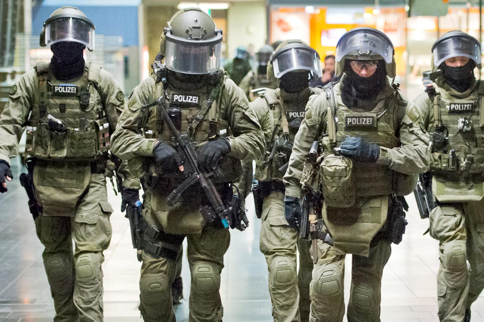 Beamte der Eliteeinheit GSG 9 der Bundespolizei bei einem Trainingseinsatz.