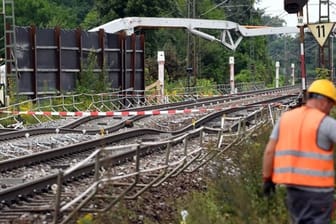 An der Tunnel-Baustelle in Rastatt Niederbühl hatten sich Bahngleise abgesenkt.