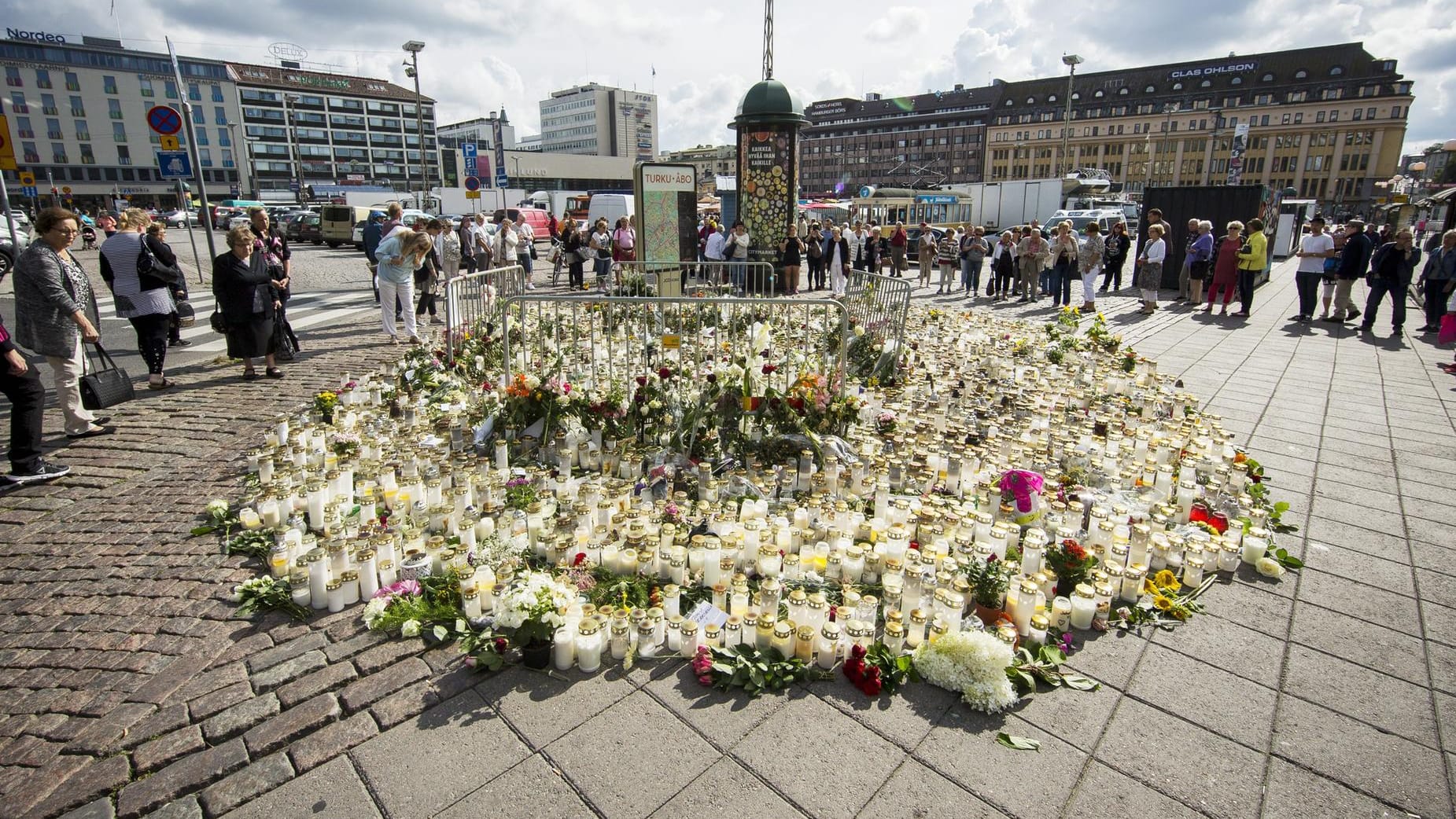 Es wird getrauert: Finnland ist schockiert von der Messerattacke. Es wird getrauert: Finnland ist schockiert von der Messerattacke.