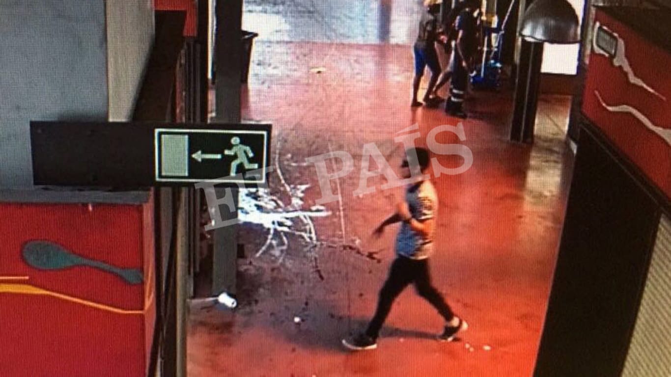 Laut der spanischen Zeitung "El Pais" ist auf diesem Bild zu sehen, wie sich Younes Abouyaaquoub mit einer Sonnenbrille zu Fuß von dem Ort des Anschlags entfernt.