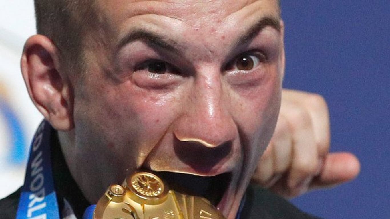 Frank Stäbler lässt sich seine Goldmedaille bei der Ringer-WM in Paris schmecken.