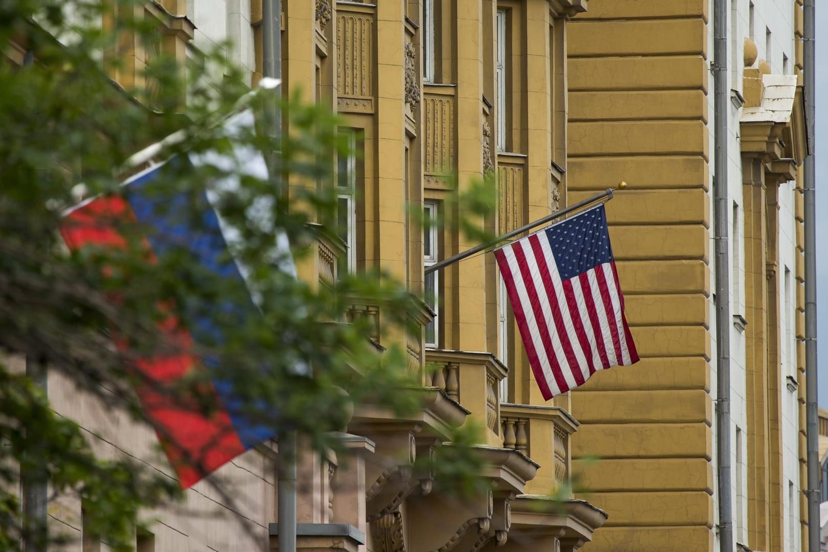 Die amerikanische Botschaft in Moskau schränkt mittlerweile die Visa-Vergabe ein.