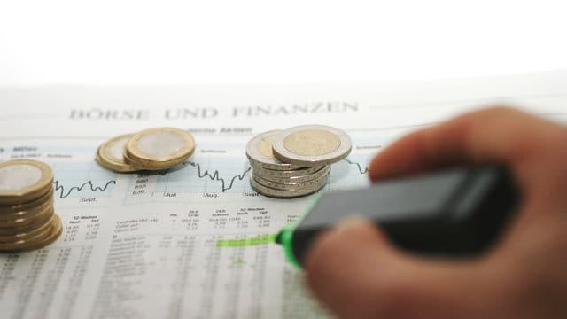 Die Investition in Aktien sollte wohl überlegt sein, könnte sich aber bei einer langen Haltedauer auszahlen.