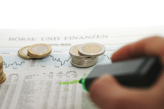 Die Investition in Aktien sollte wohl überlegt sein, könnte sich aber bei einer langen Haltedauer auszahlen.