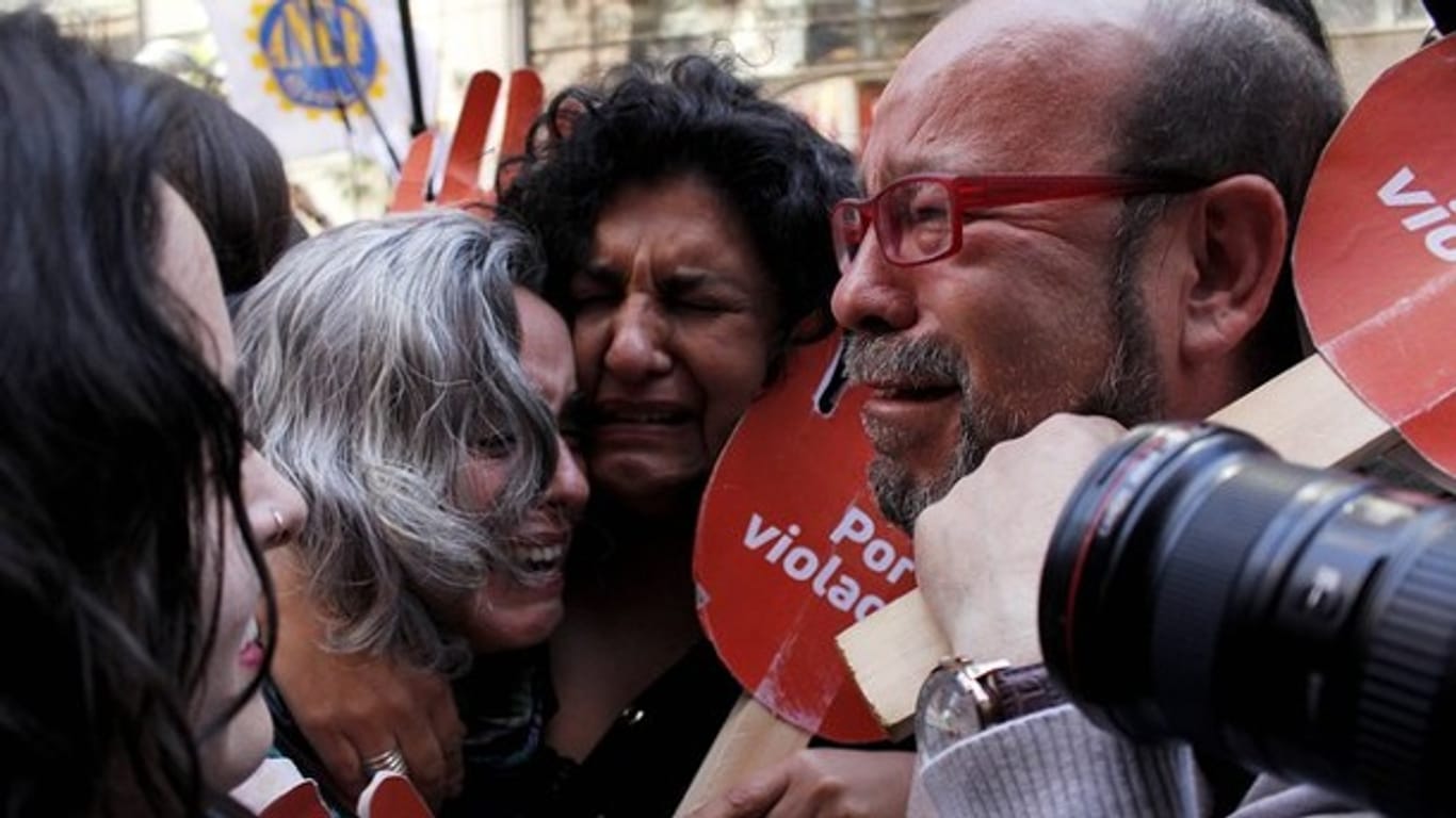 "Die Frauen Chiles haben ein Grundrecht wiedergewonnen": Freudentränen bei Demonstranten vor dem Verfassungsgerichtshof in Santiago de Chile.
