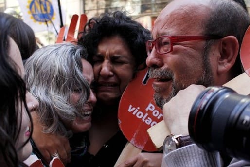 "Die Frauen Chiles haben ein Grundrecht wiedergewonnen": Freudentränen bei Demonstranten vor dem Verfassungsgerichtshof in Santiago de Chile.