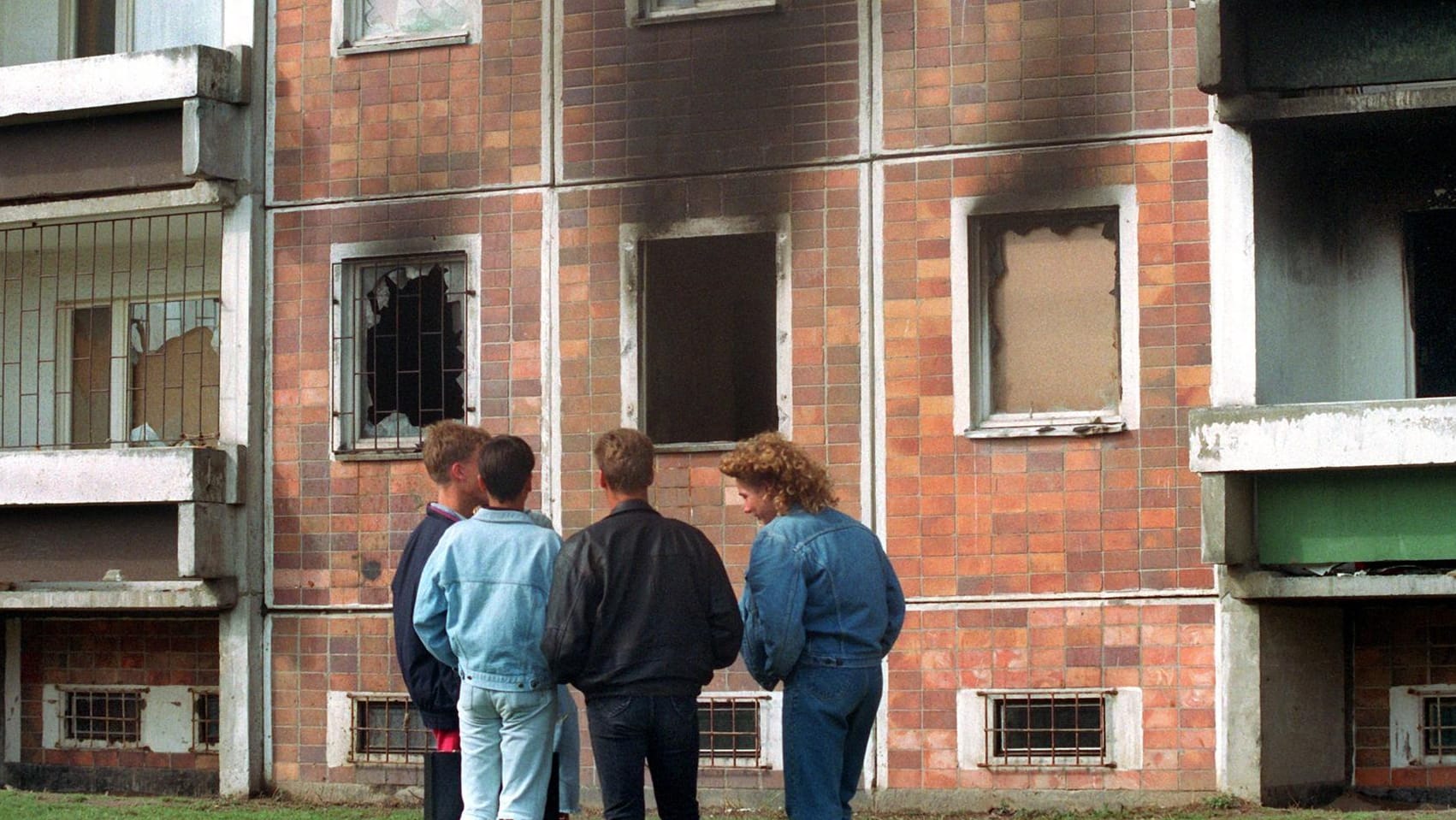 Vom 22. bis 28. August 1992 randalierten bis zu 1200 meist jugendliche rechtsradikale Gewalttäter vor dem Zentralen Asylbewerberheim Mecklenburg-Vorpommern in Rostock-Lichtenhagen. Die Bilder gingen um die Welt.