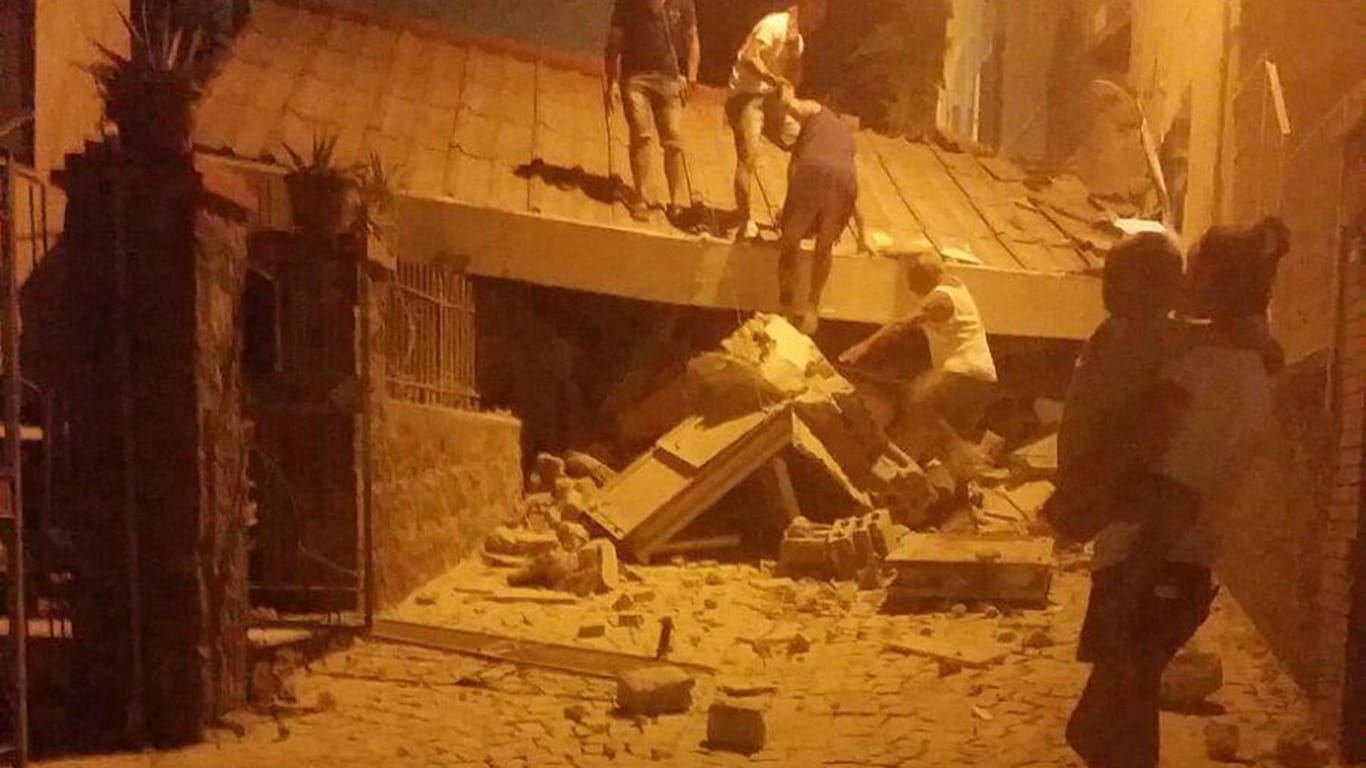 Ein Erdbeben hat die italienische Urlaubsinsel Ischia mitten in der Hochsaison erschüttert.