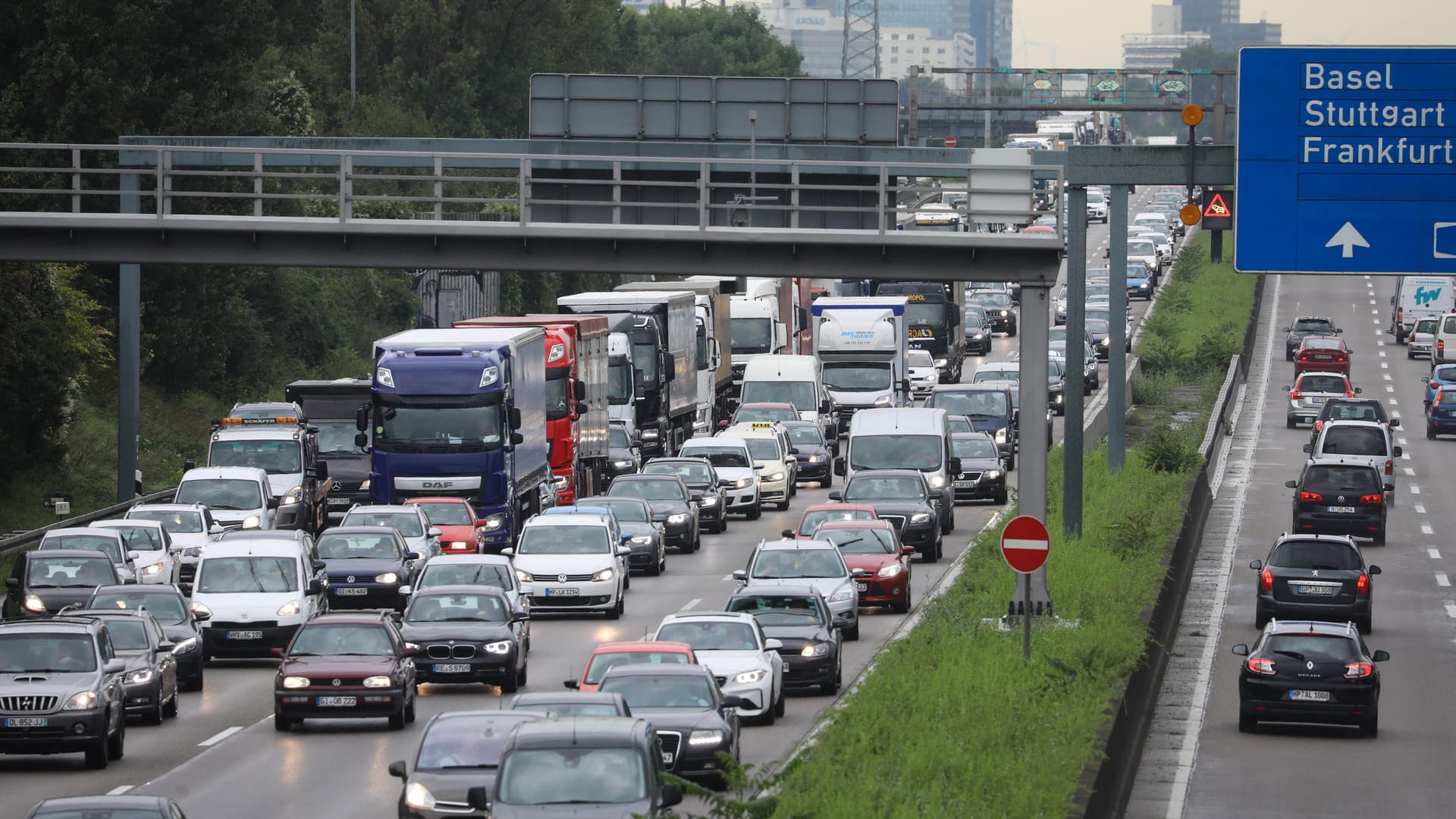 In sechs Bundesländern enden die Sommerferien. In weiten Teilen Deutschlands wird es zu massiven Behinderungen kommen. (Symbolbild)