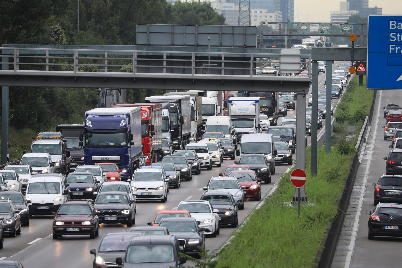 In sechs Bundesländern enden die Sommerferien. In weiten Teilen Deutschlands wird es zu massiven Behinderungen kommen. (Symbolbild)