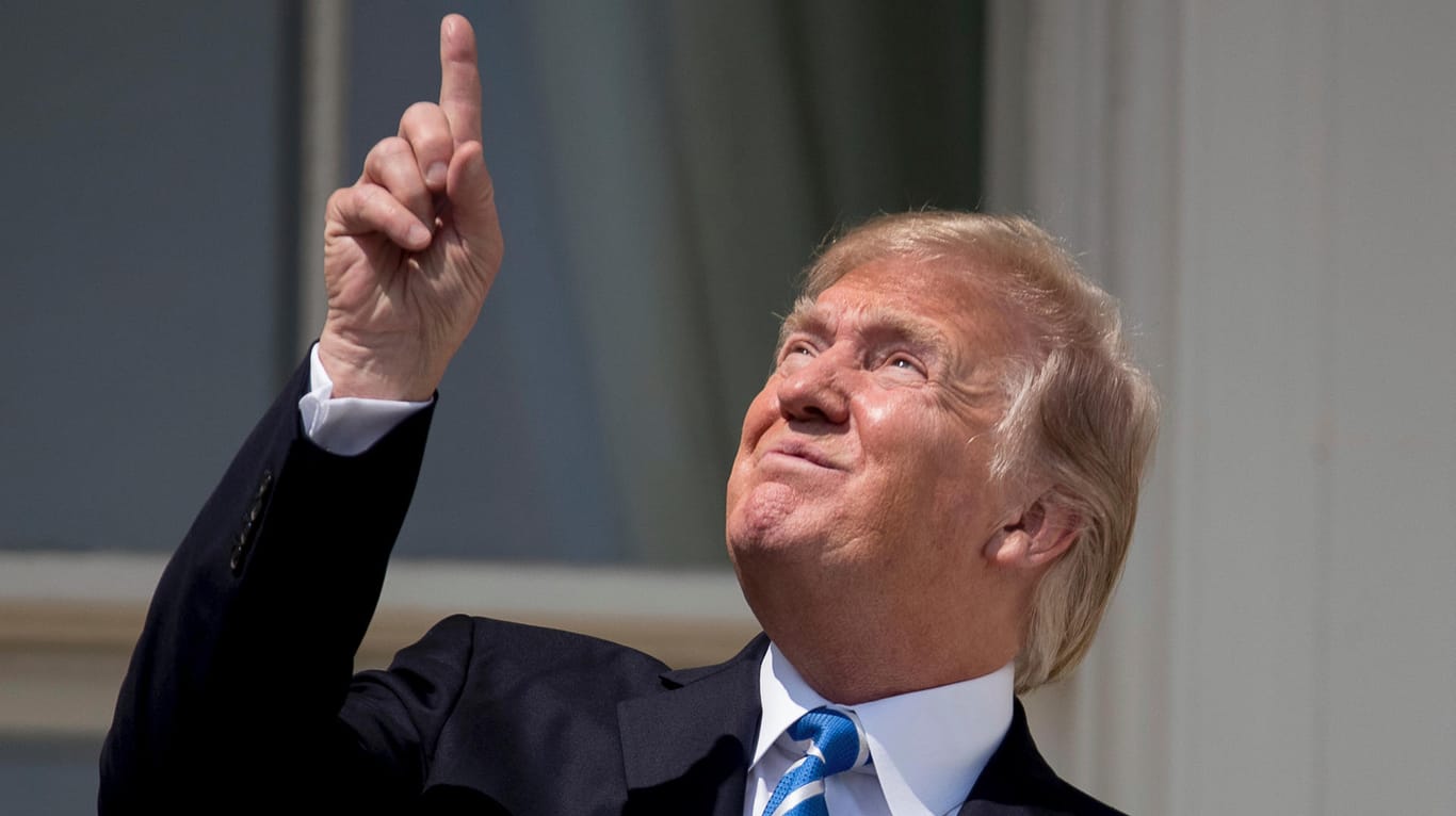 Soll man ja nicht machen: US-Präsident Donald Trump blickt vom Balkon des Weißen Hauses direkt in die Sonne.