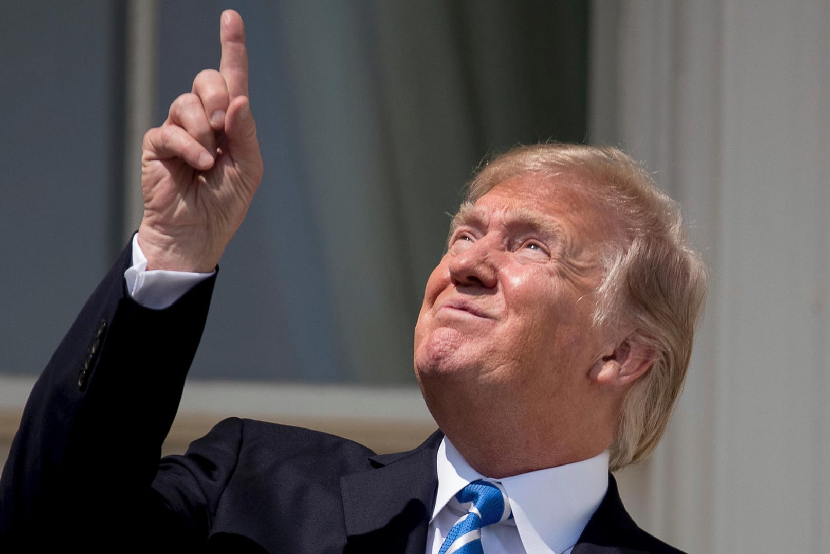 Soll man ja nicht machen: US-Präsident Donald Trump blickt vom Balkon des Weißen Hauses direkt in die Sonne.