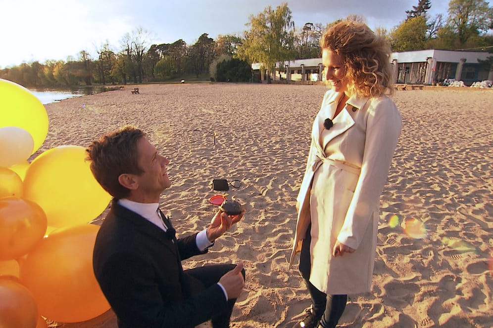 Ein Heiratsantrag beim Sonnenuntergang am See – da hat sich Peer etwas richtig romantisches für seine Janni ausgedacht.