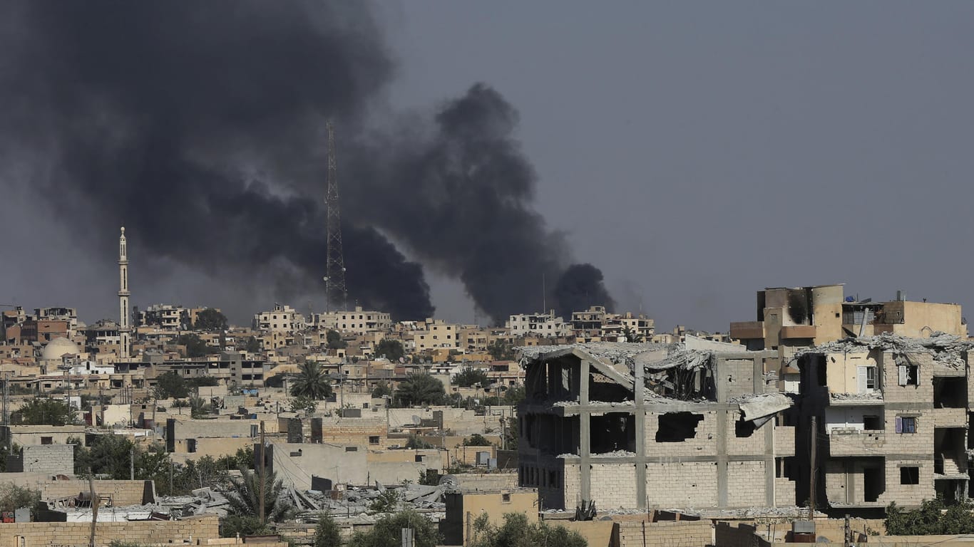 Schwarzer Rauch steigt in Al-Rakka auf. Die Stadt ist Schauplatz der Gefechte zwischen Soldaten der Syrischen Demokratischen Kräfte (SDF) und der Terrormiliz Islamischer Staat (IS). (Symblobild)